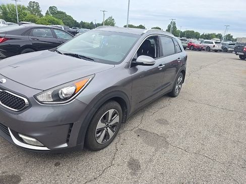 Used 2017 Kia Niro EX FWD image 2