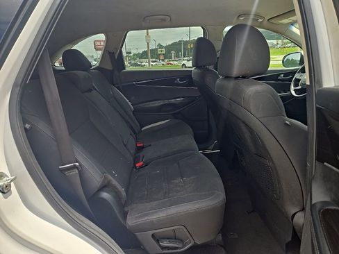 Used 2019 Kia Sorento FWD image 19