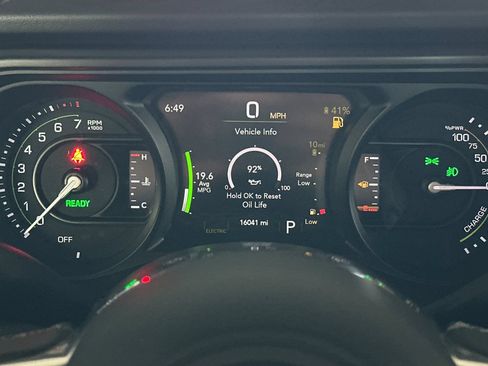 Used 2025 Jeep Wrangler Unlimited Sahara AWD/4WD image 24