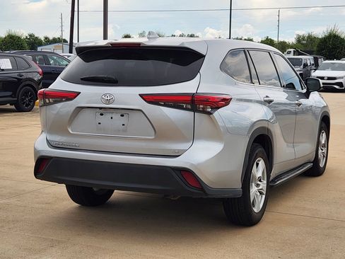 Used 2021 Toyota Highlander LE FWD image 8