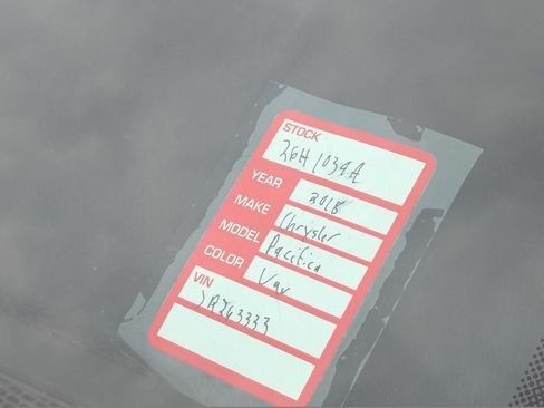 Used 2018 Chrysler Pacifica Limited w/ Tire & Wheel Group FWD image 11