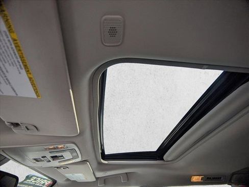 Used 2025 Toyota Sienna XLE FWD image 15