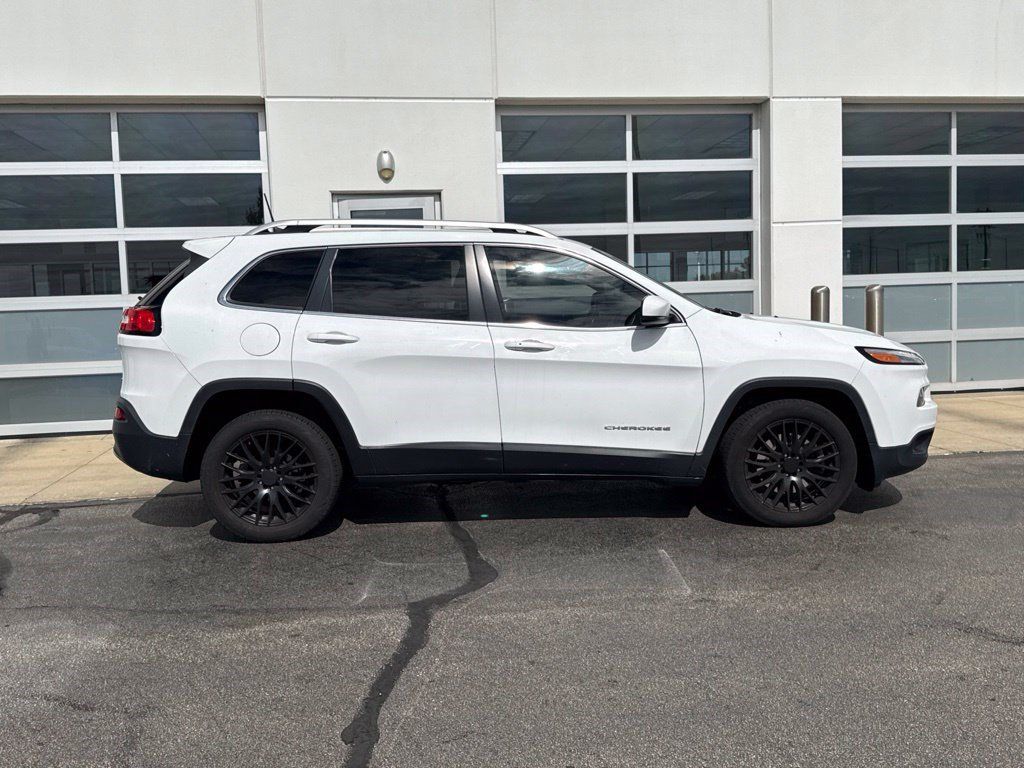 Used 2017 Jeep Cherokee Limited FWD image 3