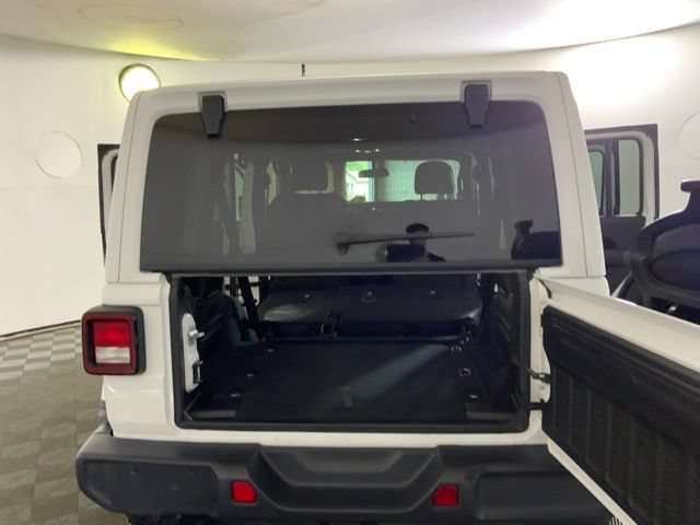 Used 2019 Jeep Wrangler Unlimited Sahara w/ Cold Weather Group AWD/4WD image 33