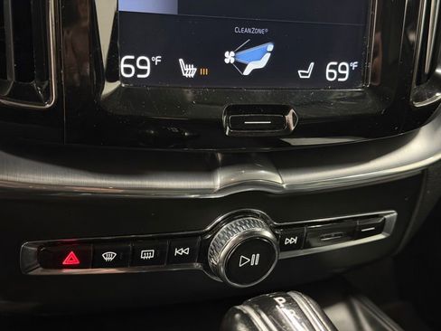 Used 2019 Volvo XC60 T6 Momentum w/ Multimedia Package AWD/4WD image 37