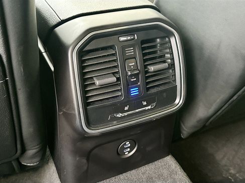 Used 2024 Porsche Macan Base image 25