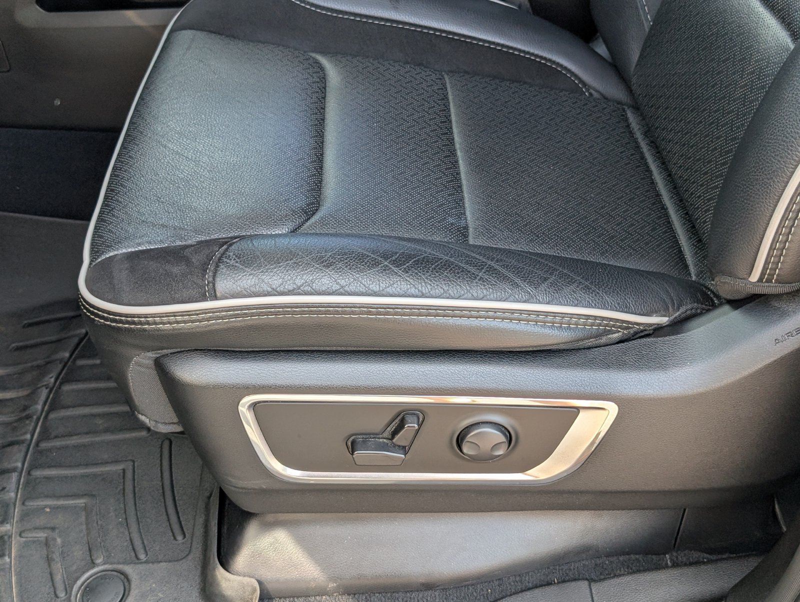 Used 2025 RAM 1500 Laramie AWD/4WD image 13