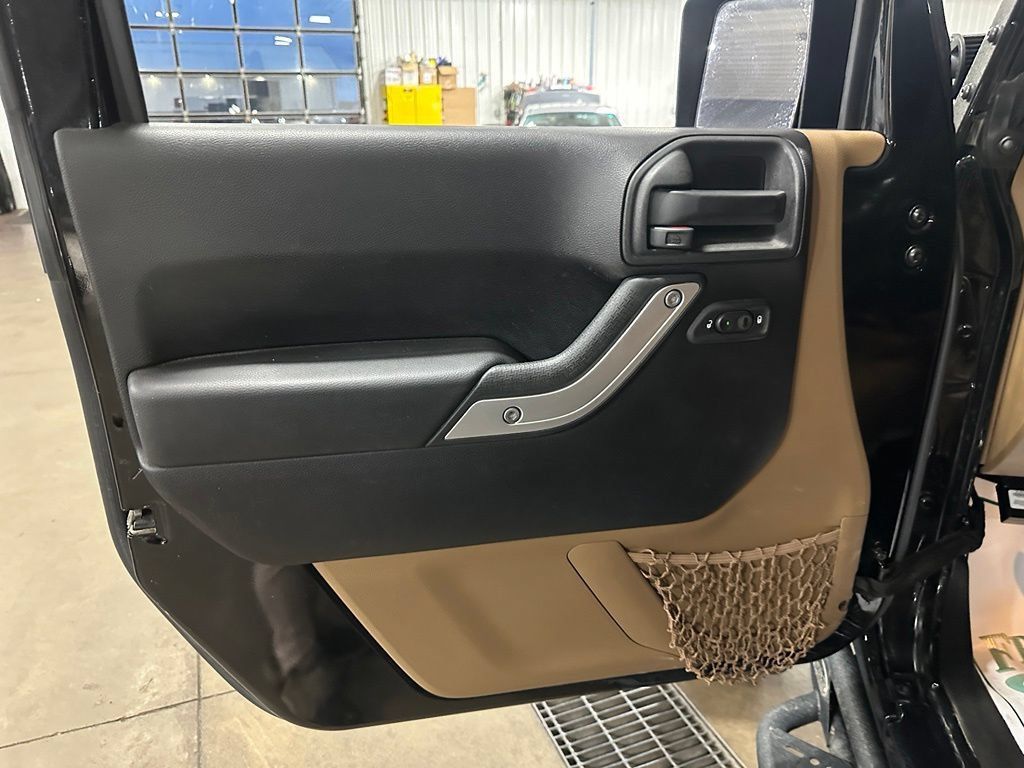 Used 2015 Jeep Wrangler Unlimited Sahara w/ Connectivity Group AWD/4WD image 12