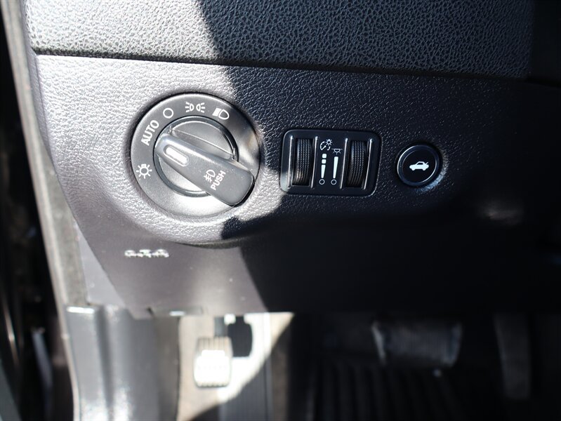 Used 2015 Dodge Charger SXT RWD image 20
