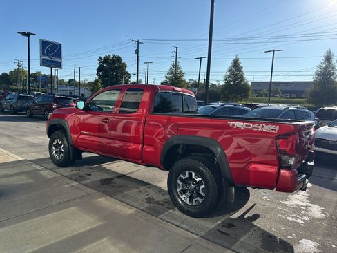 Used 2018 Toyota Tacoma TRD Off-Road w/ Technology Package AWD/4WD image 5