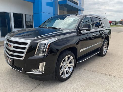 Used 2019 Cadillac Escalade Luxury AWD/4WD image 2