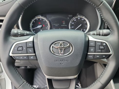 Used 2022 Toyota Highlander XLE AWD/4WD image 9