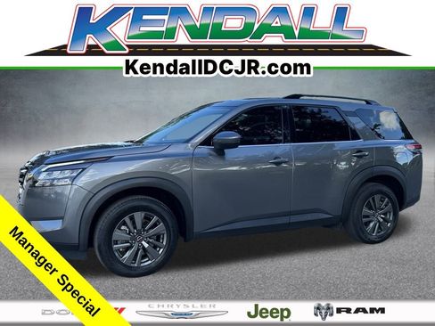 Used 2023 Nissan Pathfinder SV image 1