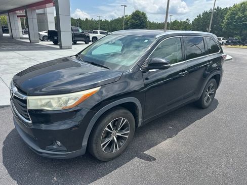 Used 2016 Toyota Highlander XLE FWD image 2