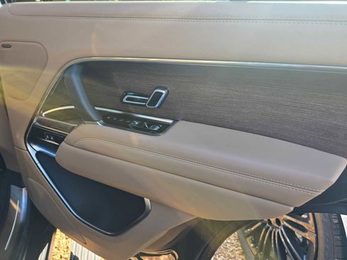 Used 2025 Land Rover Range Rover SE image 13