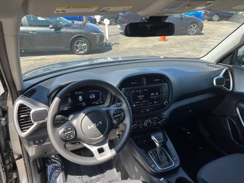 Used 2025 Kia Soul LX w/ LX Technology Package FWD image 33