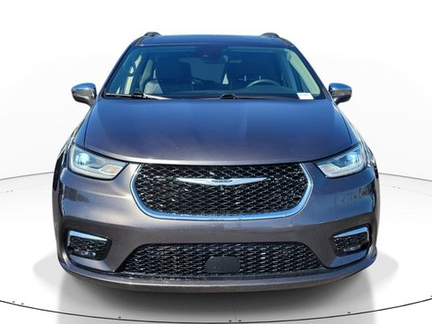 Used 2022 Chrysler Pacifica Limited AWD/4WD image 2