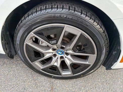 Used 2025 BMW i5 xDrive40 w/ Premium Package image 33