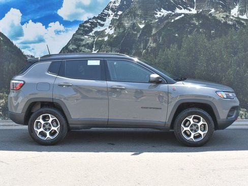 Used 2022 Jeep Compass Trailhawk w/ Trailhawk Convenience Group AWD/4WD image 2
