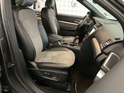 Used 2017 Ford Explorer XLT w/ Equipment Group 202A AWD/4WD image 21