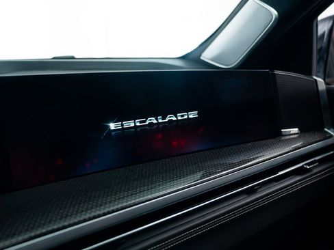 Used 2025 Cadillac Escalade ESV V AWD/4WD image 13