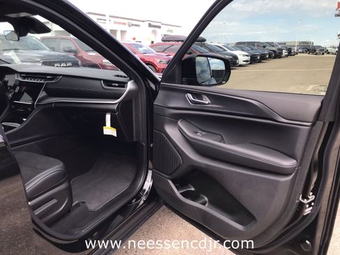 New 2025 Jeep Grand Cherokee L Altitude image 17