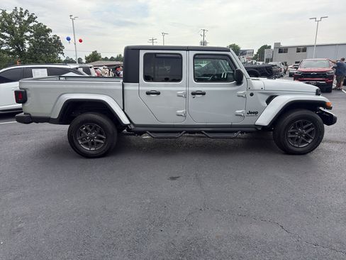 Used 2024 Jeep Gladiator Sport AWD/4WD image 4