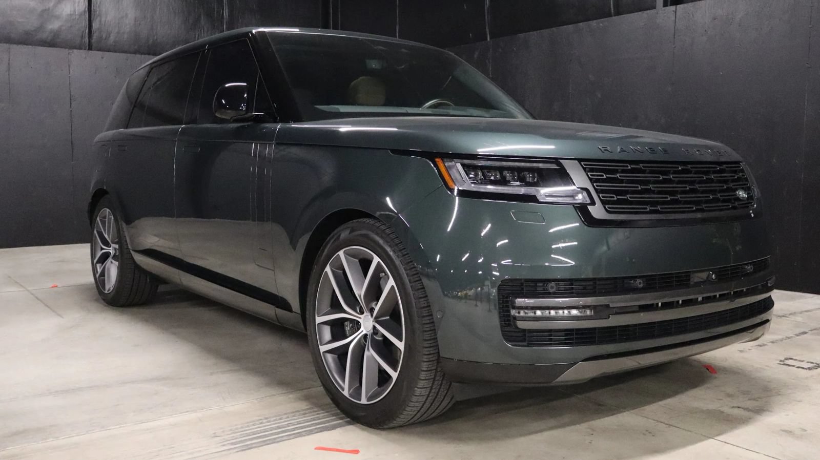 Used 2025 Land Rover Range Rover Long Wheelbase SE AWD/4WD image 1