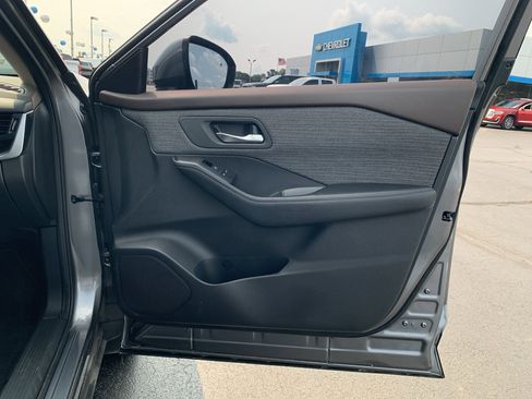 Used 2023 Nissan Rogue SV image 29