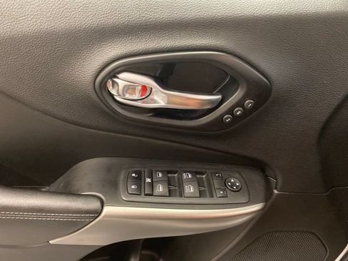 Used 2021 Jeep Cherokee High Altitude AWD/4WD image 19