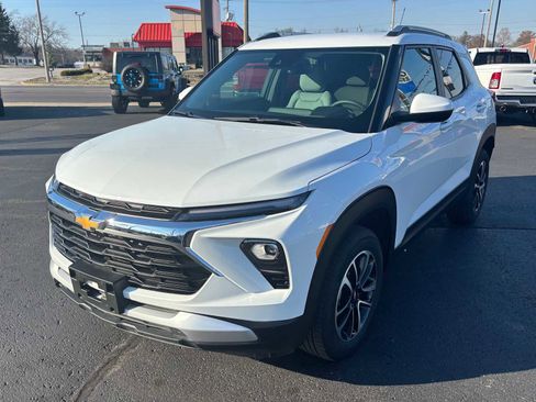 Used 2025 Chevrolet TrailBlazer LT w/ Driver Confidence Package AWD/4WD image 2