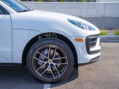 Certified 2026 Porsche Macan AWD/4WD image 9