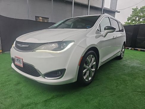 Used 2017 Chrysler Pacifica Limited FWD image 9
