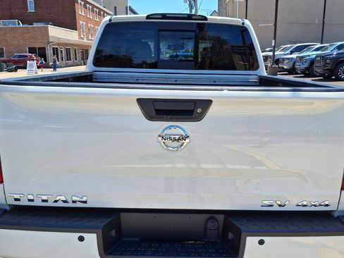 Used 2018 Nissan Titan SV w/ SV Convenience Package AWD/4WD image 5