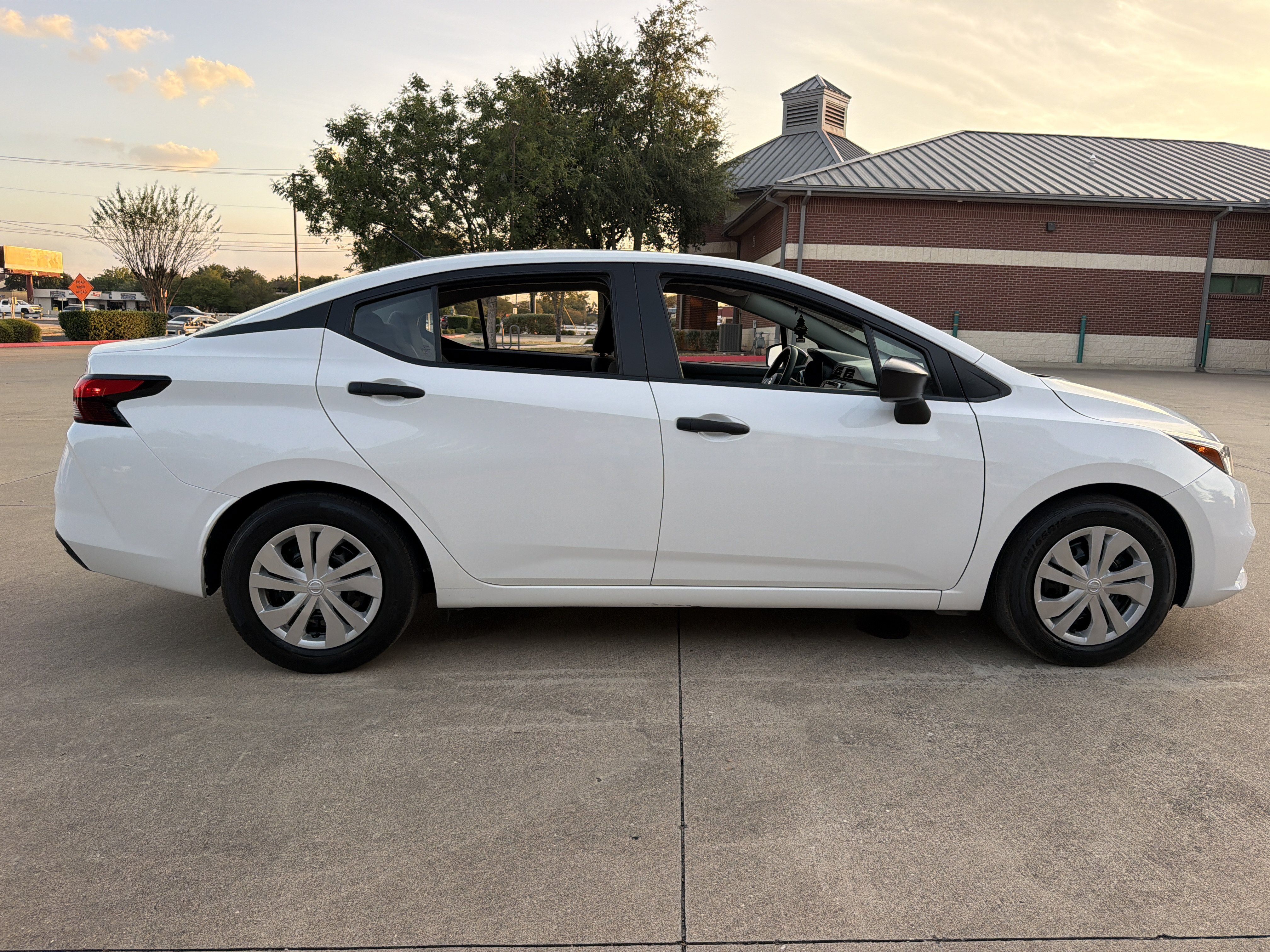 Used 2021 Nissan Versa S FWD image 8