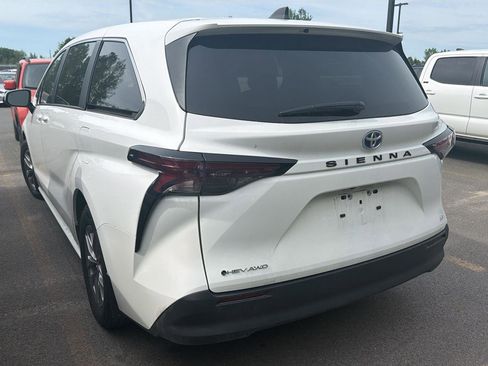 Used 2025 Toyota Sienna LE AWD/4WD image 9