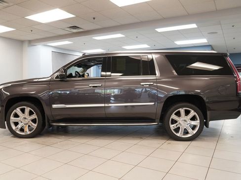 Used 2017 Cadillac Escalade ESV Luxury AWD/4WD image 2