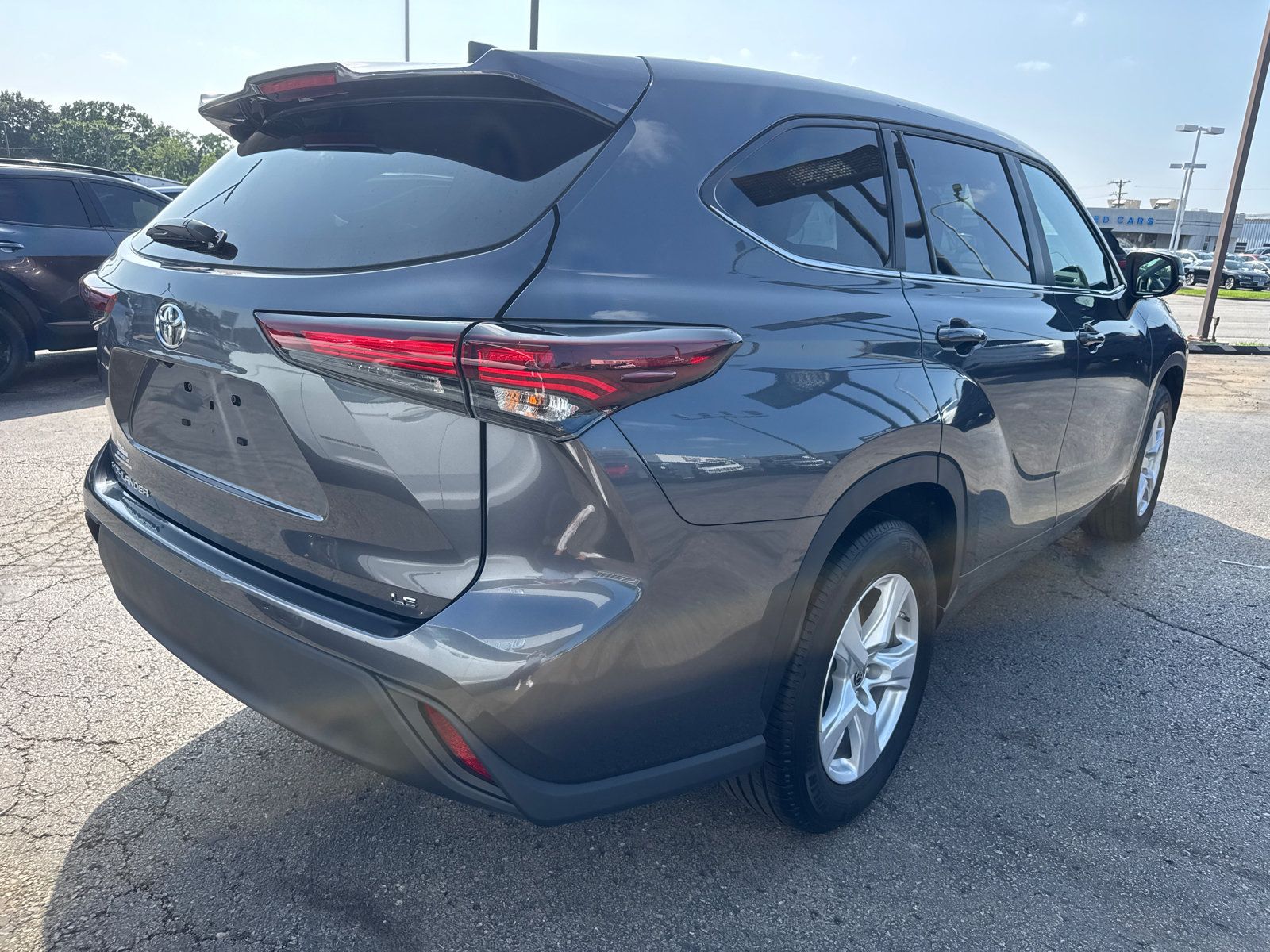 Used 2025 Toyota Highlander LE FWD image 5