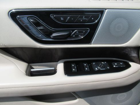 Used 2019 Lincoln Navigator Reserve AWD/4WD image 22