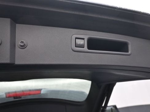 Used 2023 Toyota Highlander XLE AWD/4WD image 7