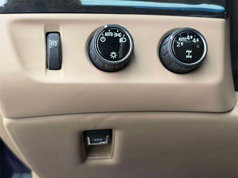 Used 2019 Cadillac Escalade ESV Platinum image 32