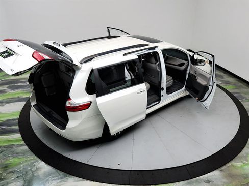 Used 2018 Toyota Sienna XLE image 40