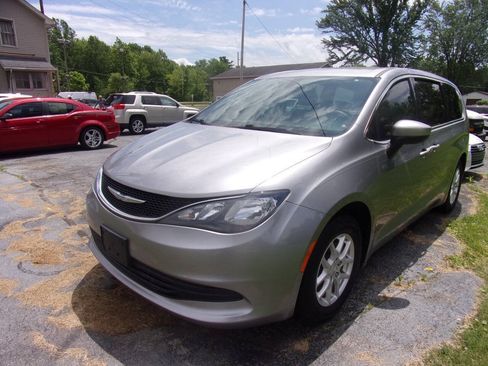 Used 2017 Chrysler Pacifica Touring FWD image 3