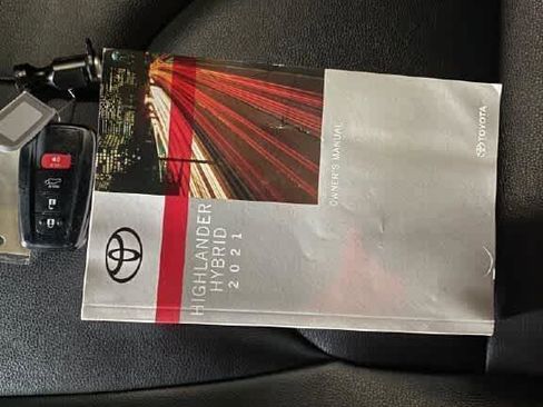 Used 2021 Toyota Highlander XLE AWD/4WD image 4