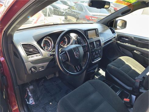 Used 2017 Dodge Grand Caravan SE FWD image 5