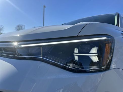 New 2026 Volkswagen Taos S image 9