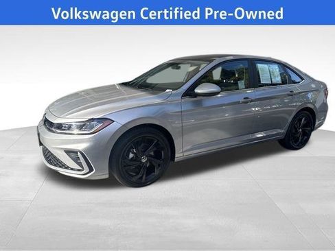 Used 2025 Volkswagen Jetta SE w/ Sunroof Package FWD image 1