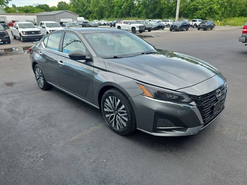 Used 2025 Nissan Altima 2.5 SV FWD image 4