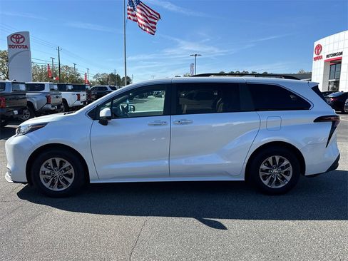 Used 2023 Toyota Sienna XLE image 6
