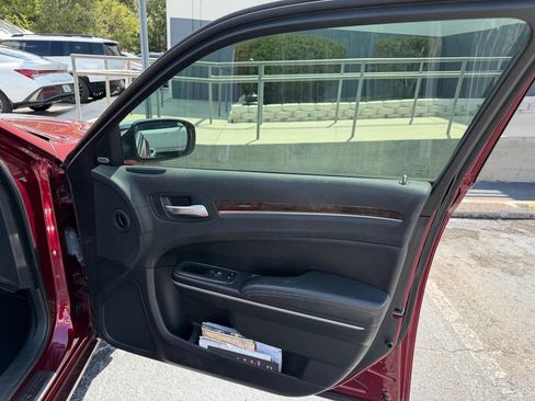 Used 2019 Chrysler 300 Limited RWD image 11